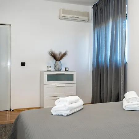 Sant'anna 로고즈니차